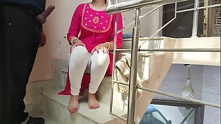 Desisaarabhabhi -Indian shy kamwali Fucked hard by her Landlord Kamwali ke sath Outdoor Masti lagging utar kar zabardast gaand chodi hindi